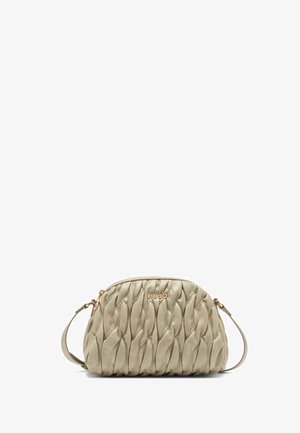 Sac à main beige avec texture matelassée et quincaillerie dorée. Il dispose d'une fermeture éclair et d'une bandoulière amovible. Logo de la marque affiché de manière proéminente.