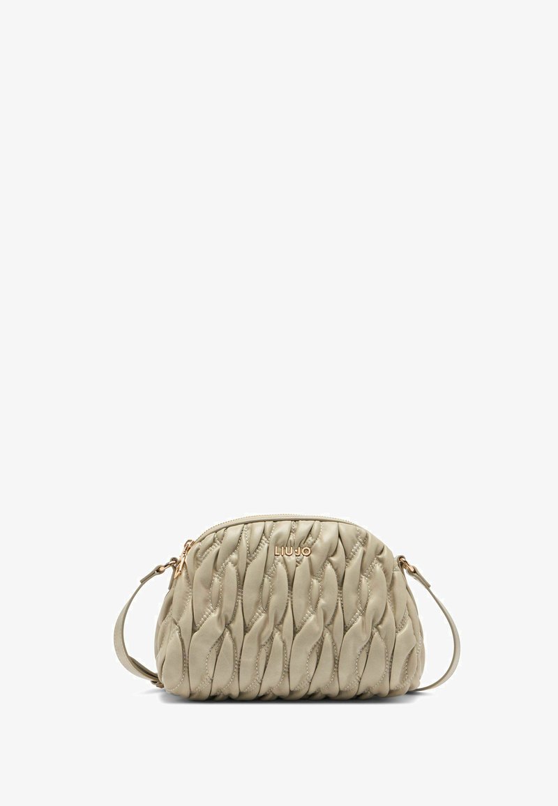 Borsa beige con texture trapuntata e hardware color oro. Presenta una chiusura con zip e una tracolla removibile. Logo del brand in evidenza.