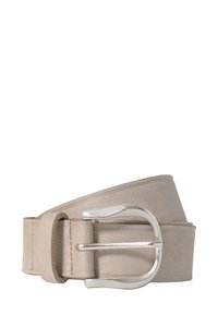 Beige läderbälte med en slät struktur, med en silverfärgad metallspänne och en ögla för att fästa änden av bältet.