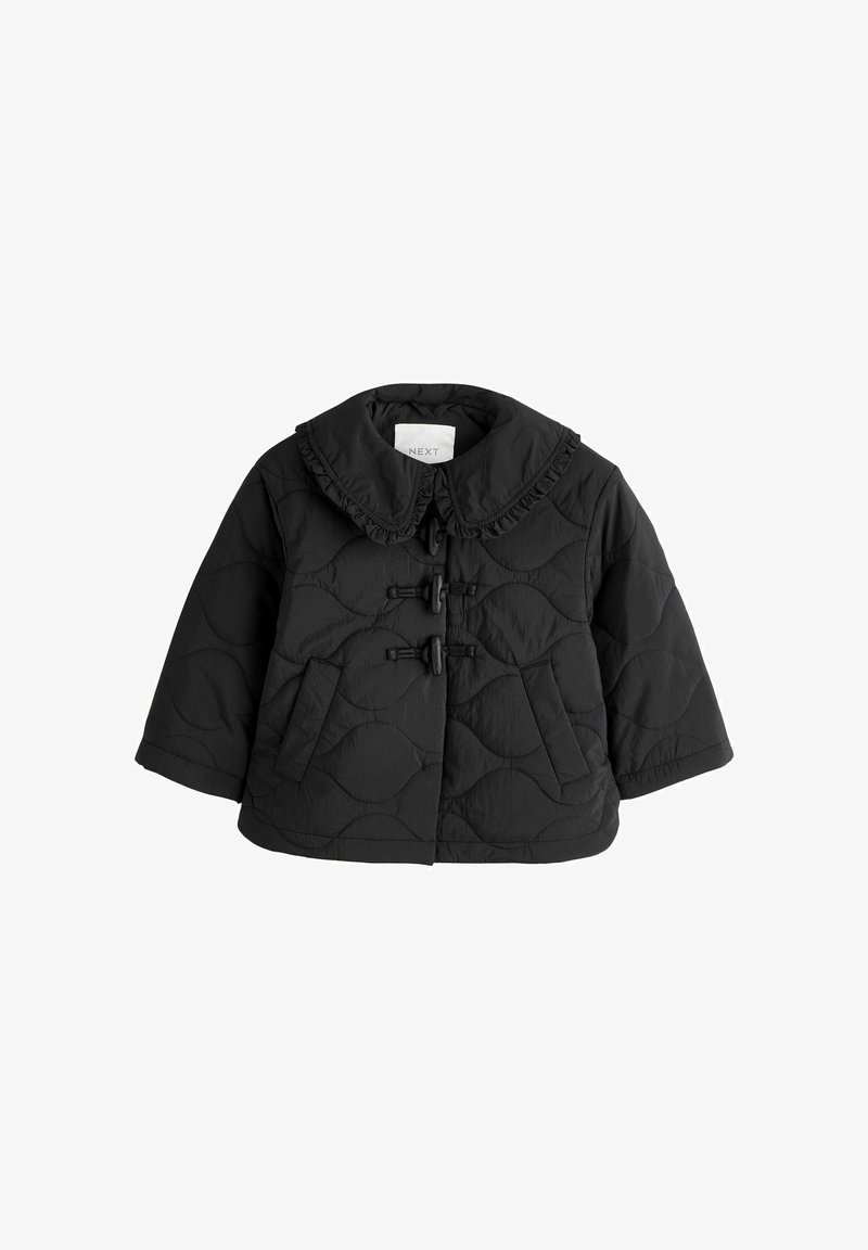 Fekete, steppelt dzseki széles fodros gallérral, kapcsos gombos záródással és oldalzsebekkel, egyszerű fehér háttér előtt bemutatva.