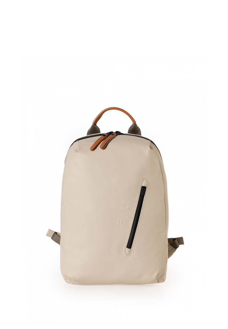 Zaino beige realizzato in materiale durevole, con una cerniera frontale nera, dettagli in pelle marrone nella parte superiore e spallacci regolabili.