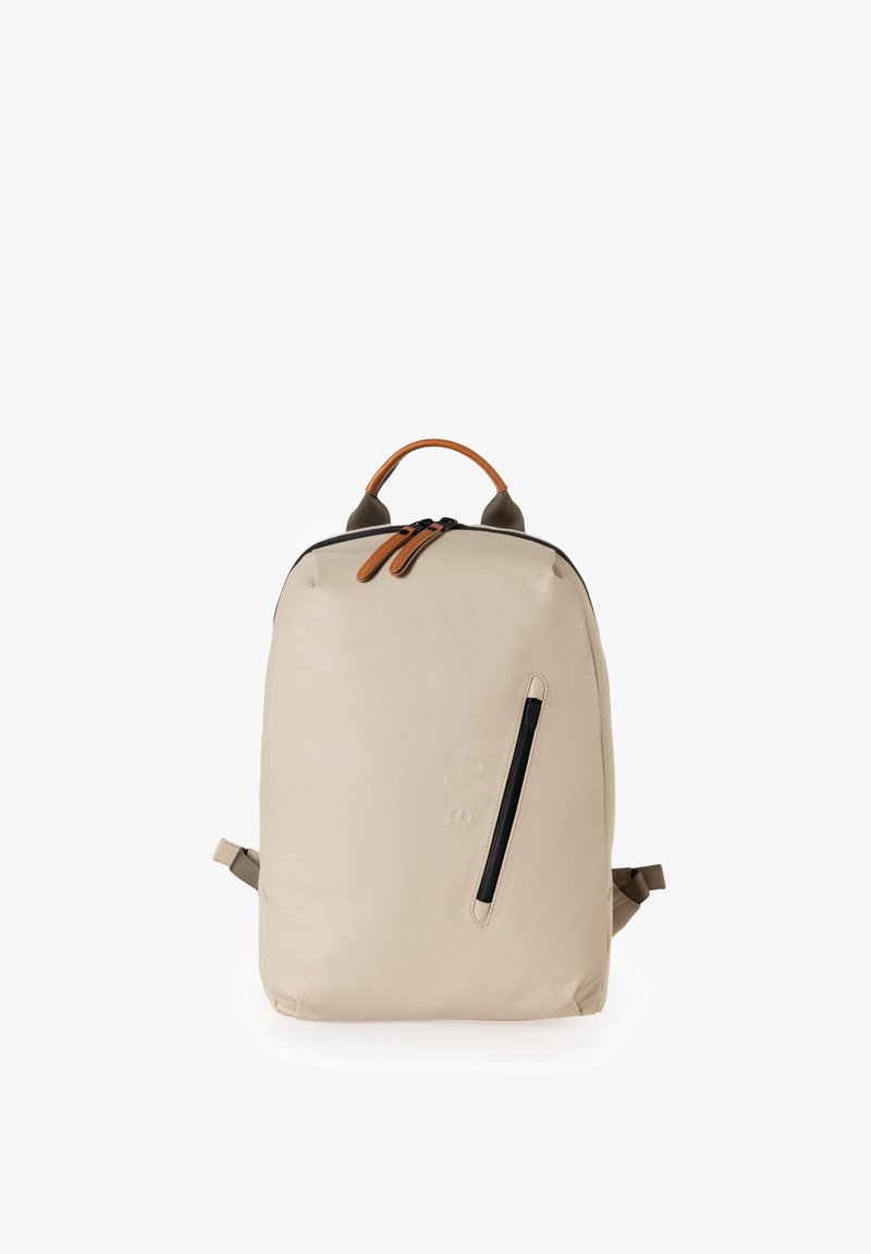 Beige Rucksack aus strapazierfähigem Material, mit einem schwarzen Frontreißverschluss, braunen Lederakzenten oben und verstellbaren Trägern.