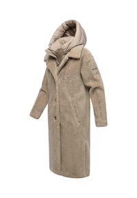 Beige lange jas met een fluffy, textuurachtige buitenlaag en een gewatteerde capuchonvoering. Beschikt over twee zijzakken en een knoopsluiting.