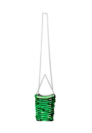 Borsa verde in paillettes con forma rettangolare, caratterizzata da dischi sovrapposti lucidi, una tracolla in catena argentata e una chiusura con gancio.
