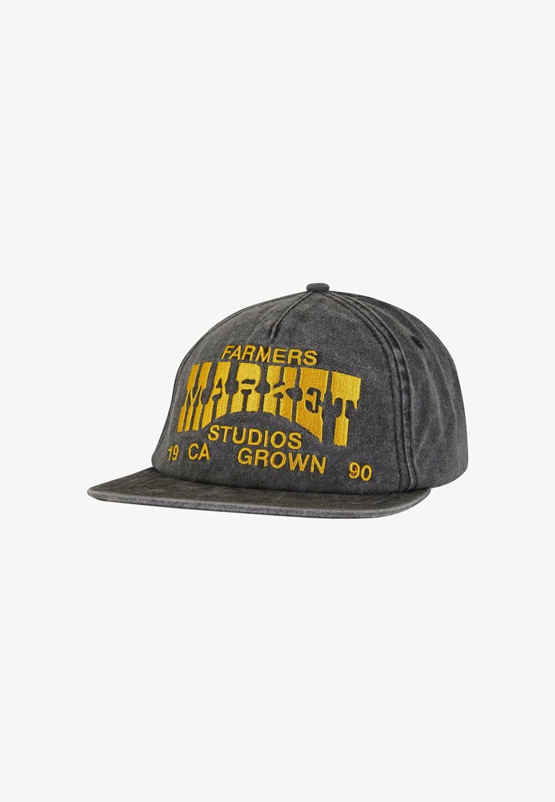 Grå kasket med gul broderet tekst, der siger "FARMERS MARKET STUDIOS GROWN" og "19 CA 90." Skyggen er flad; stoffet har en tekstureret overflade.