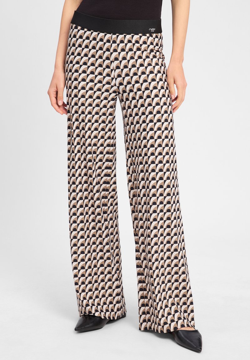 Wijdvallende gestreepte broek met een herhalend abstract ontwerp in beige, zwart en zachtroze. Elastische tailleband en een gladde stoftextuur.