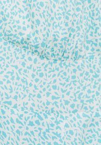 Vaalea kangas vaaleansinisessä värissä, jossa on hajallinen lehtikuvio tummansinisellä. Rakenne vaikuttaa sileältä ja hieman kiiltävältä.