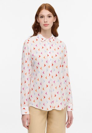 Camicia bianca con motivo a uccelli in rosso, rosa e blu. Presenta un collo e maniche lunghe. Tessuto morbido con una vestibilità comoda.