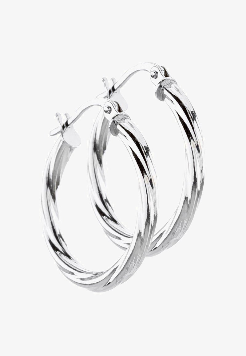 Pendientes de aro de plata con un diseño retorcido, que presentan una superficie pulida y un cierre seguro. Forma circular con textura suave.