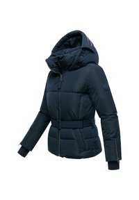 Námornícka puffer bunda so sťahovacím pásom, zipsom vpredu, veľkou kapucňou, ribovanými manžetami a bočnými vreckami. Hladká tkanina s matným povrchom.
