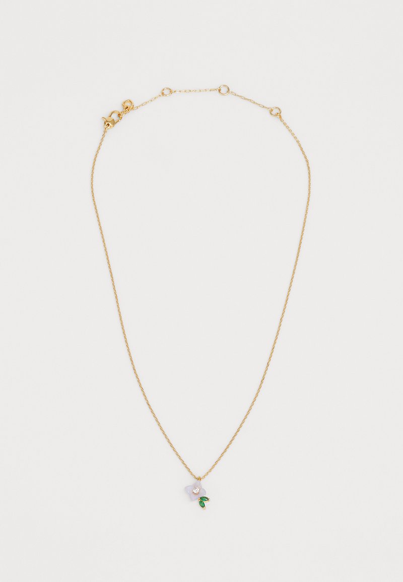 Collar de cadena de oro con un colgante de flor lavanda que incluye una pequeña gema transparente y acentos de hojas verdes. Diseño detallado y delicado.