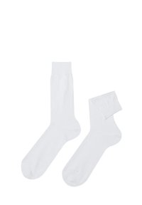 Chaussettes en coton blanc avec une texture lisse, dotées d'un design de longueur mi-mollet et d'une bordure côtelée. Une chaussette est repliée.