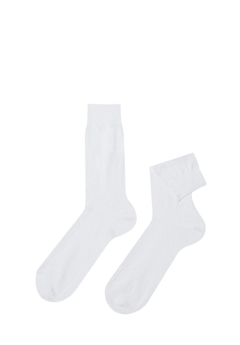 Chaussettes en coton blanc avec une texture lisse, dotées d'un design de longueur mi-mollet et d'une bordure côtelée. Une chaussette est repliée.