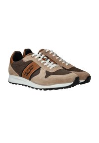 Vetersneakers van een combinatie van beige suède, bruine accenten en een witte tussenzool. Beschikt over een zwarte rubberen buitenzool en contrasterende texturen.