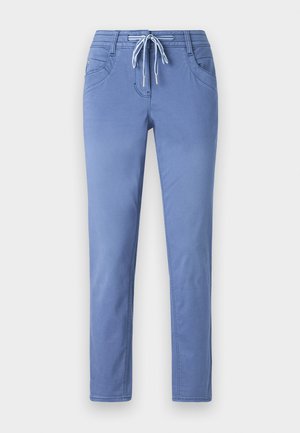Lys blå bukser med snor i livet, to frontlommer og slim fit. Tøyet har en myk tekstur med subtile sømdetaljer.
