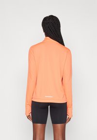 Nike Performance DRI-FIT PACER - Top dugih rukava - wild mango/reflective silver