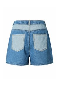 Gaiši zili džinsi šorti ar kontrastējošu tumšāku džinsa jostu, divām aizmugures kabatām ar norādītām atloka un klasisku jostu.