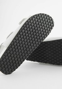 Next BACK STRAP  - Sandaalit nilkkaremmillä - white croc effect