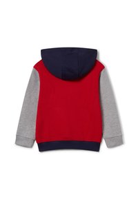 Felpa con cappuccio con il corpo rosso, maniche grigie e cappuccio blu navy. Presenta un orlo e polsini a costine; realizzata in tessuto morbido e traspirante.
