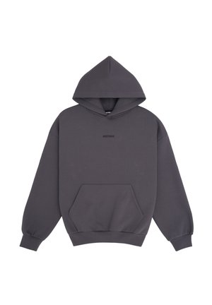 Donkergrijze capuchontrui met lange mouwen, voorzak in kangaroestijl en kleine gecentreerde tekst op de borst.