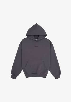 Ciemnoszara bluza z kapturem i długimi rękawami, z kieszenią typu kangur na przodzie oraz małym, centralnie umieszczonym napisem na klatce piersiowej.