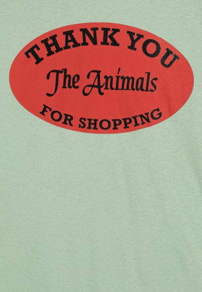 Μάλλινο μπλουζάκι σε μέντα απόχρωση με κόκκινο οβάλ γραφικό που έχει το κείμενο "ΣΑΣ ΕΥΧΑΡΙΣΤΟΥΜΕ Τα Ζώα ΓΙΑ ΤΙΣ ΑΓΟΡΕΣ" σε μαύρη γραμματοσειρά. Μαλακό, ελαφρύ ύφασμα.
