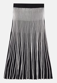 Jupe noire avec des détails en franges blanches longues, dotée d'une taille noire ajustée. Fabriquée en tissu léger, avec un motif à rayures verticales.