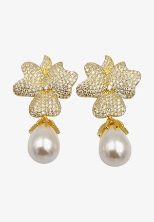 Orecchini in tonalità oro caratterizzati da un design floreale con strass trasparenti e una goccia di perla bianca pendente. Superfici texturate e lucide.