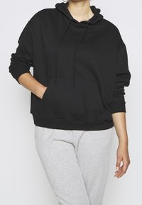 Even&Odd Curvy Felpa con cappuccio - black