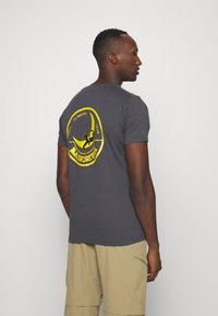 La Sportiva - CLIMBING ON THE MOON - T-Shirt print - carbon/giallo Thumbnail-Bild 1