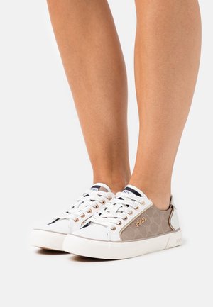 Weiße Sneaker mit einer strukturierten beigen Seitenpartie mit Logo, goldenen Akzenten und runden Schnürsenkeln. Die Laufsohle ist flach und dünn.