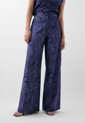 Pantaloni a gamba larga in tessuto navy testurizzato, con una sottile stampa animale e un bottone a forma di cuore in vita. Finitura liscia, design a lunghezza completa.