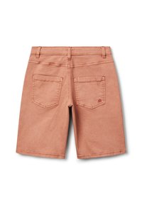 Shorts de mezclilla marrón rojizo con cintura plana, dos bolsillos traseros y un sutil detalle de logo cerca del bolsillo derecho.