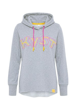 Lysegrå hættetrøje med pink og gul "KVST"-tekst, pink snore med gule ender og en lille gul logo-patch ved kanten.