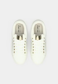 Λευκά vegan δερμάτινα αθλητικά παπούτσια με χρυσές λεπτομέρειες, στρογγυλή μύτη και επίπεδα κορδόνια. Διαθέτουν ομαλή υφή και χρυσά μεταλλικά κουμπώματα για τα κορδόνια.