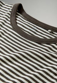 Ruskea ja valkoinen raitainen t-paita, jossa on resorireunainen pyöreä pääntie. Kangas on sileää ja siinä on tasaisesti sijoitetut vaakasuorat raidat.