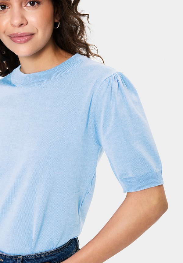 MILA - Basic T-shirt3