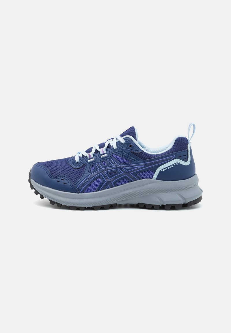 Zapatilla de trail running azul con parte superior de malla, acentos morados, cordones blancos, entresuela gris y suela de goma negra texturizada para agarre.