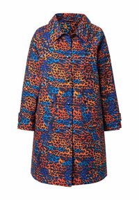 Kleurrijke jas met luipaardprint in levendige oranje, blauwe en zwarte patronen. Het heeft een kraag, voorzakken en een losse pasvorm.