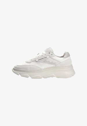 Witte sneaker met een gelaagd ontwerp, gekenmerkt door een mix van gladde en textuurlijke materialen, perforaties en een dikke, chunky zool.