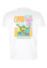 Hvid t-shirt med farverig tegneserie-grafik af en skildpadde, der surfer, med teksten "COWABUNGA" og dekorative mønstre i pink, blå og gul.