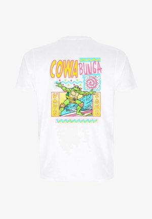 Witte t-shirt met een kleurrijke cartoonafbeelding van een schildpad die surft, met de tekst "COWABUNGA" en decoratieve patronen in roze, blauw en geel.