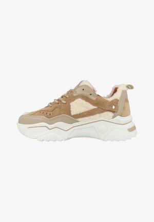 Bruine suède sneakers met crème-kleurige nepbontaccenten, textuuroverlay's en een chunky witte buitenzool. Voorzien van metalen veterogen en een trekstrip.