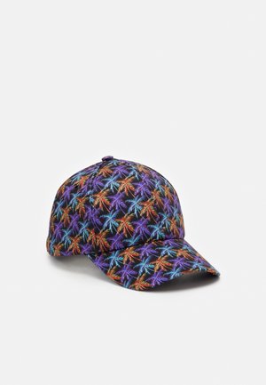 Baseballpet met een zwarte achtergrond met een all-over patroon van kleurrijke palmbladeren in paars, blauw, oranje en rood.