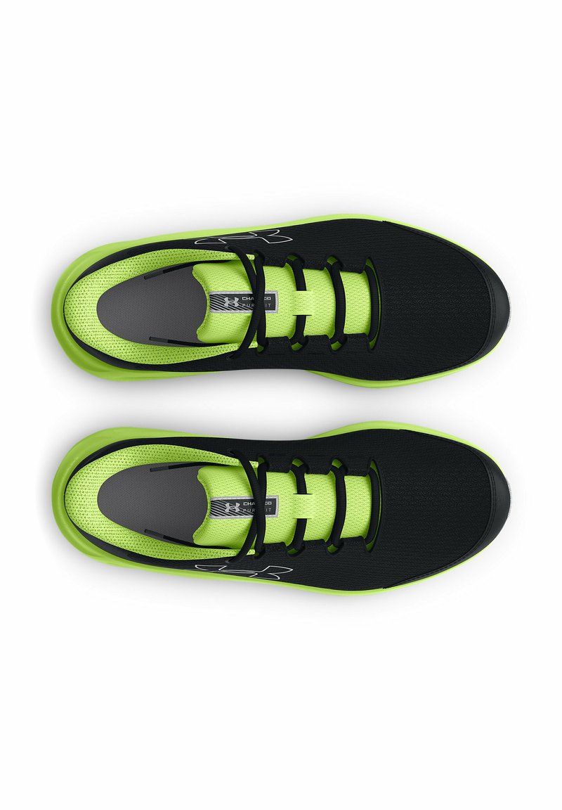 Schwarze Sportschuhe mit grünen Akzenten, Obermaterial aus Mesh, Schnürverschluss und texturierter Oberfläche. Mit einem Logo an der Seite und gepolstertem Innenbereich.