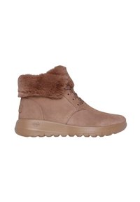 Botas de tobillo de ante marrón con cuello de piel sintética, punta redonda y suela de goma texturizada que cuenta con acolchado para mayor comodidad. Con cordones en la parte frontal.