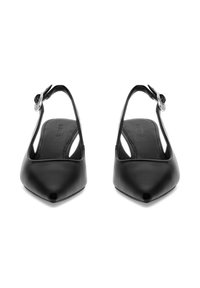 Juodos odinės slingback bateliai su smailiu priekiu, turintys sagties detalę ir atviras šonus, lygaus paviršiaus ir elegantiškos silueto.