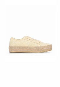 Texturierte, hellgelbe Leinensneaker mit einer gewebten Jutesohle. Verfügt über sechs Ösen und ein rundes Zehendesign.