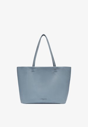 Jasnoniebieska skórzana torba na ramię z podwójnymi uchwytami, prostokątny kształt, gładka tekstura i minimalistyczny design. Posiada logo wzdłuż dolnej części.