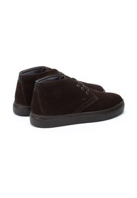 Stivali ankle in suede marrone con una superficie liscia, dotati di due asole, un colletto leggermente rialzato e suole in gomma solida.